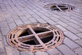 В Калининграде женщина похитила восемь канализационных решёток