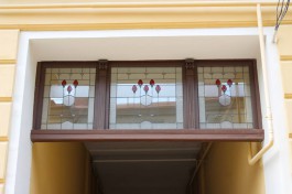 В арке старинного дома на улице Искры в Советске восстановили фрамугу с витражами (фото)