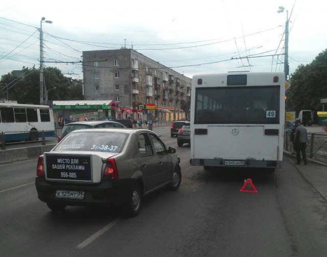 На Московском проспекте такси врезалось в автобус: заблокированы две полосы