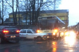 На улице Судостроительной в Калининграде столкнулись рейсовый автобус и легковушка