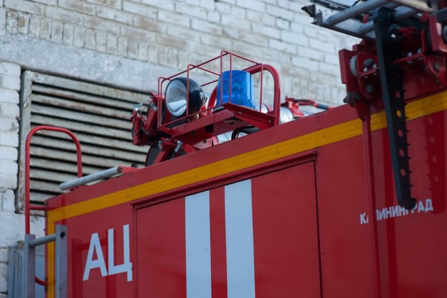 В Калининграде пожарные выезжали на улицу Горького тушить лоджию в девятиэтажном доме