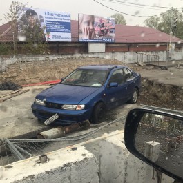 На улице Озерова в Калининграде автомобиль вылетел на ремонтируемый мост