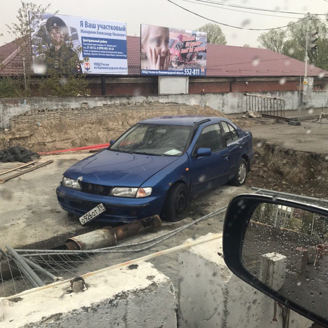 На улице Озерова в Калининграде автомобиль вылетел на ремонтируемый мост