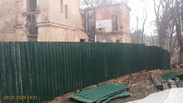 В Светлогорске огораживают забором виллу Зор после сообщения о том, что памятник разбирают на кирпич
