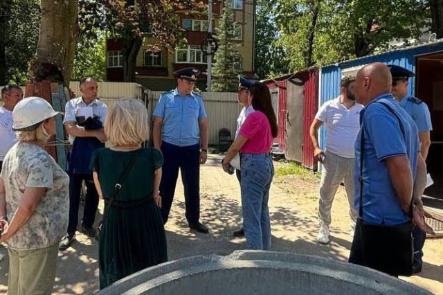 Прокуратура проверила строительство поликлиники на улице Расковой в Калининграде