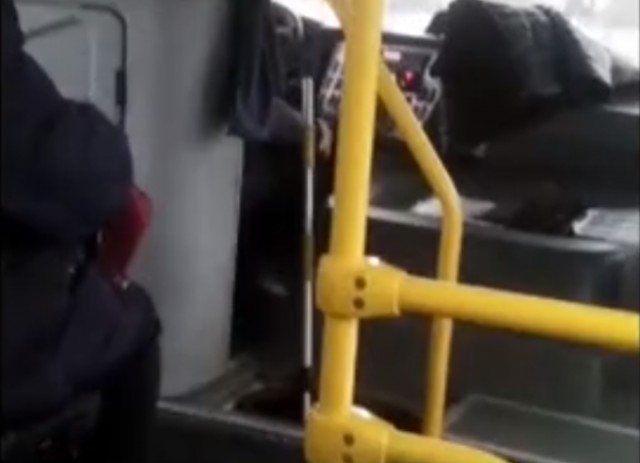 Водитель автобуса Калининград — Правдинск переключал передачи палкой от швабры: ГИБДД проводит проверку