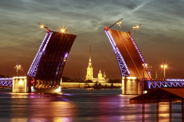 Ночные прогулки по Неве: услышать истории разводных мостов и увидеть парадный Петербург в огнях