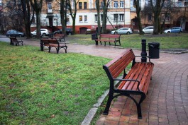 В двух скверах Калининграда установили новые скамейки и урны