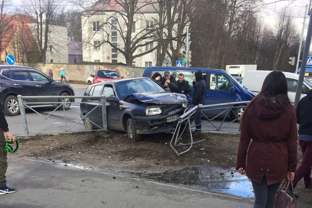 На улице Невского во время ДТП «Фольксваген» снёс дорожное ограждение