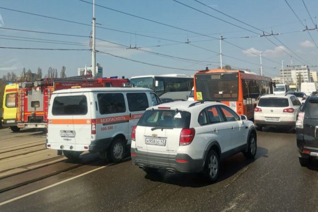 На эстакадном мосту в Калининграде столкнулись два автобуса и внедорожник: движение затруднено