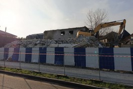 В Калининграде сносят заброшенное здание рядом с Верхним озером
