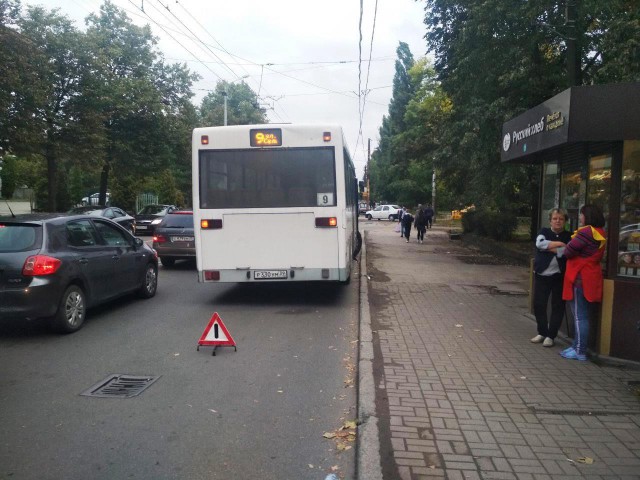 В салоне автобуса в Калининграде упала 65-летняя пассажирка