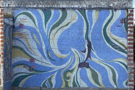 На фасаде здания в Заостровье очистили масштабную советскую мозаику