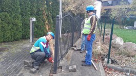 В Калининграде власти спилили частный забор у домов на Верхнем озере (фото)