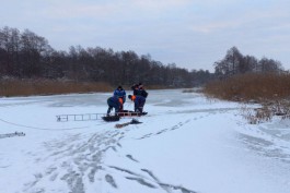 Два рыбака провалились под лёд на озере под Гвардейском: один погиб