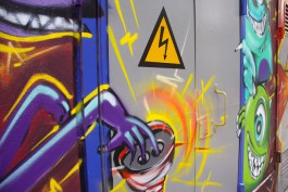 По заданию «Янтарьэнерго» граффитчики разрисовали трансформаторную будку в центре Калининграда (фото)