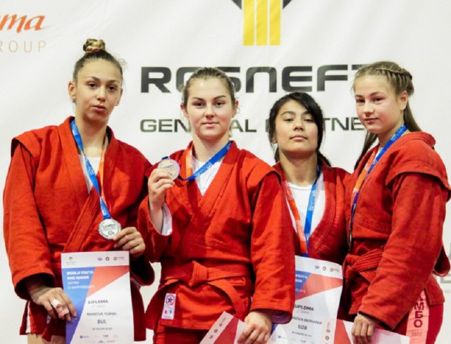 Елизавета Сыщикова демонстрирует золотую медаль мирового первенства