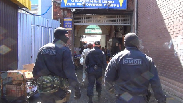 Полиция задержала на Центральном рынке Калининграда девятерых мигрантов-нарушителей
