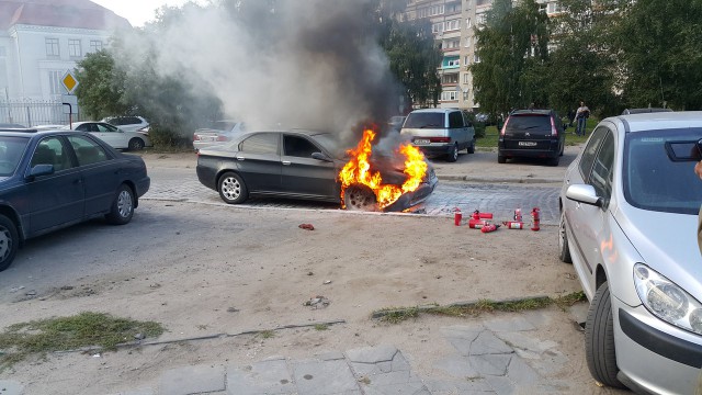 На ул. Фрунзе в Калининграде во время движения загорелся «Альфа Ромео» (фото)
