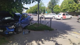На улице Невского в Калининграде после ДТП «Хёндай» вылетел на тротуар и врезался в дерево