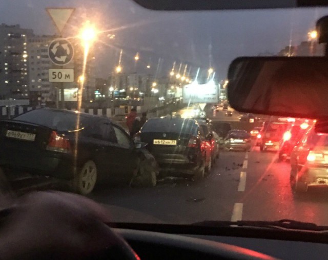 Очевидцы: На улице Гайдара в Калининграде столкнулись шесть машин