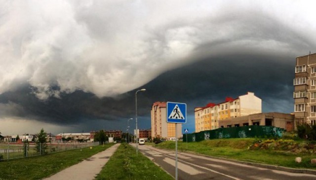 «Тучи ходят хмуро»: Калининградскую область накрыло грозовыми облаками