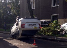 Очевидцы: В Калининграде автомобиль такси перевернулся на крышу после ДТП (фото)