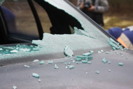 Калининградец разбил лопатой машину соседа, «мешавшую» жильцам дома