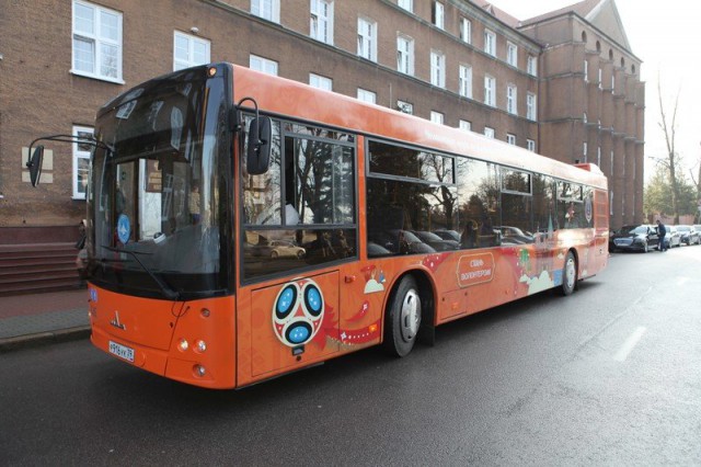«Первый футбольный»: в Калининграде презентовали автобус с символикой ЧМ-2018 (фото)