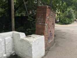 Наклонившаяся стена угрожает прохожим в Калининграде 