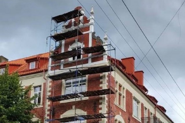 В Черняховске восстановили исторический фронтон дома XIX века