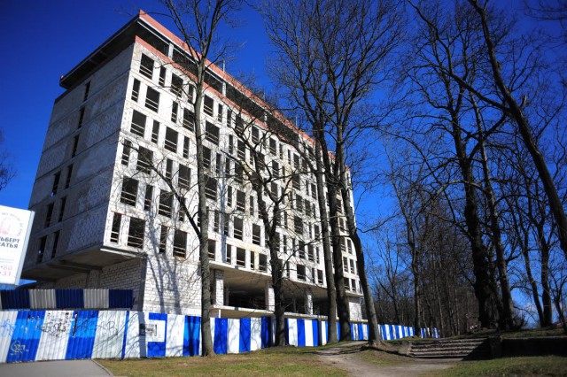 Прокуратура: Недостроенная гостиница в центре Калининграда вызывает вопросы только с эстетический точки зрения