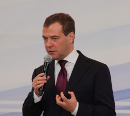 Медведев: К «Единой России» постоянно пытаются примазаться какие-то проходимцы