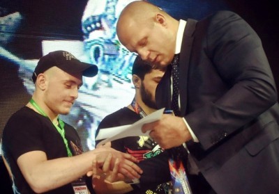 Олега Личковаха лично награждает Фёдор Емельяненко
