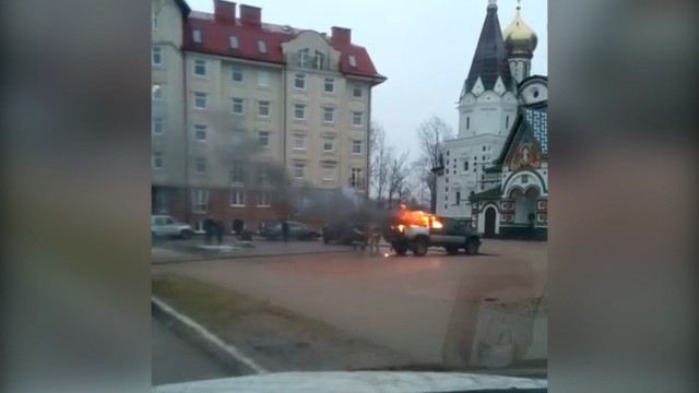 В интернете появилось видео горящей машины возле храма в Гусеве (видео)
