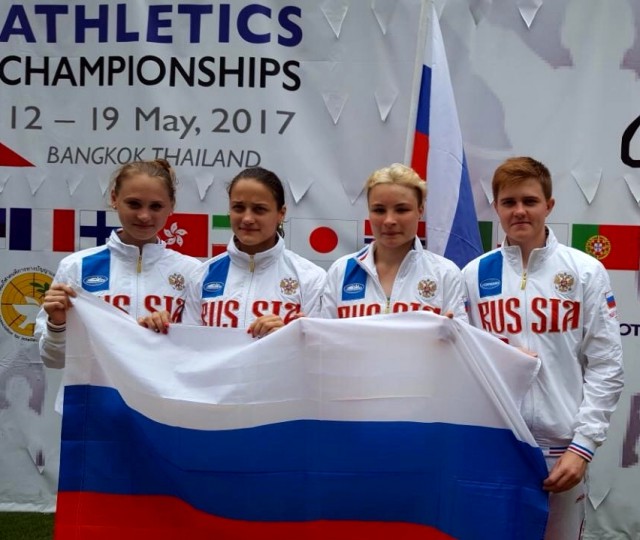 Эстафетная четвёрка сборной России в Таиланде. Ручкина вторая справа
