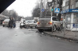 На ул. Невского в Калининграде BMW X5 врезался в Opel и вылетел на тротуар (видео) (видео)