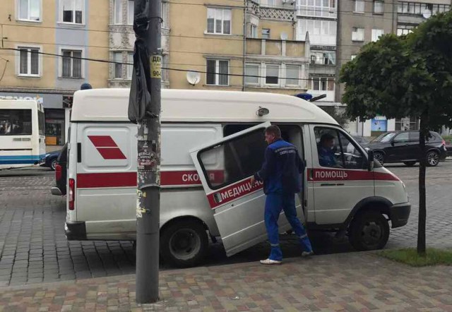 На проспекте Мира в Калининграде у машины скорой помощи отвалилась дверь