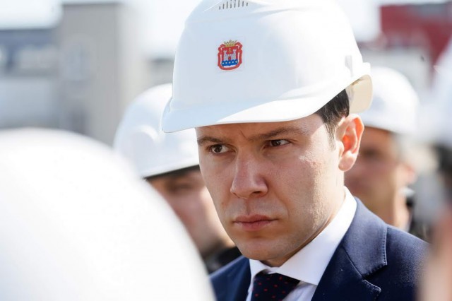 Губернатор поручил ввести контроль зарплат у подрядчиков на крупных госконтрактах в Калининградской области
