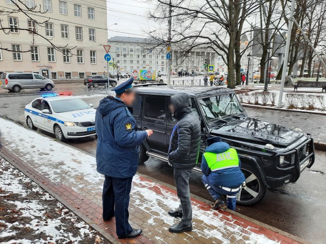Судебные приставы арестовали в центре Калининграда «Гелендваген» должника
