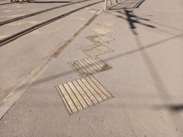 В Калининграде начнут укладывать на тротуарах полимерную плитку для слабовидящих