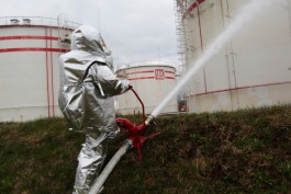 Под Гвардейском пожарные тренировались тушить нефтебазу «Лукойла» (фото)