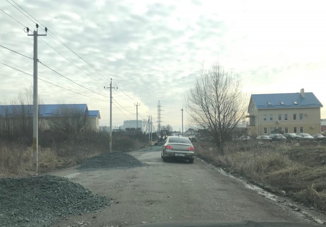 Дорожники ровняют проезд между Орудийной и Гагарина в Калининграде