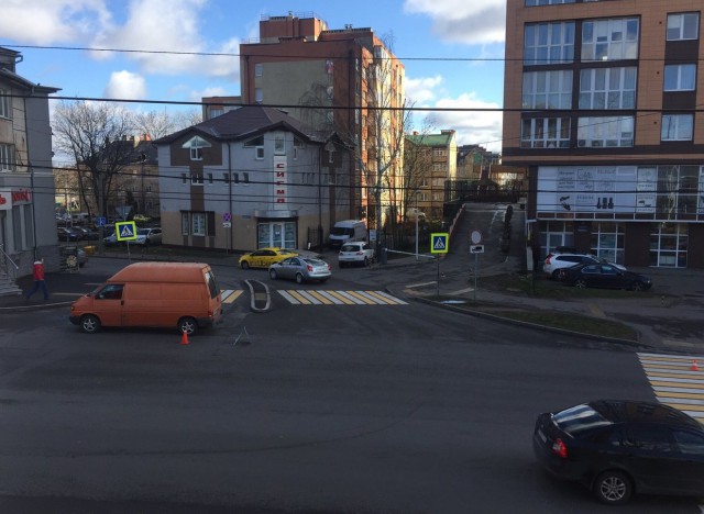 «Шумовые полосы и светофор»: улицу Горького решили обезопасить после ДТП с матерью и ребёнком на переходе