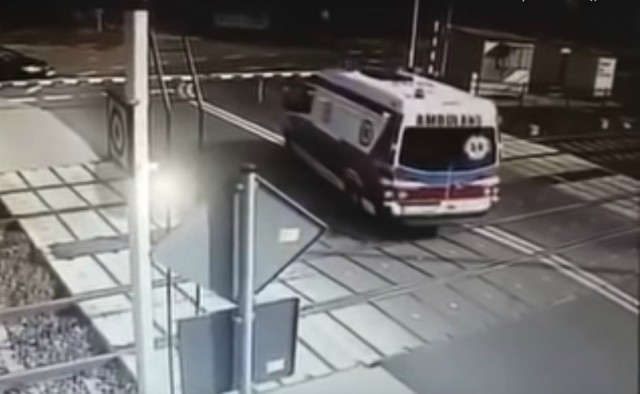В Польше при столкновении поезда с машиной скорой помощи погибли два медика  (видео)