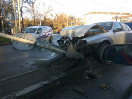 На ул. Невского в Калининграде автомобиль врезался в дорожный знак: образовалась пробка