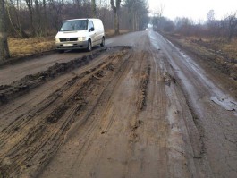 Губернатор потребовал восстановить разбитую песковозами дорогу Янтарный ― Калининград