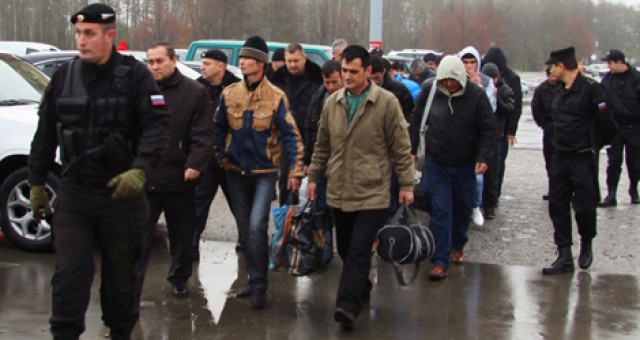 Из Калининградской области выдворили на родину десять граждан Узбекистана