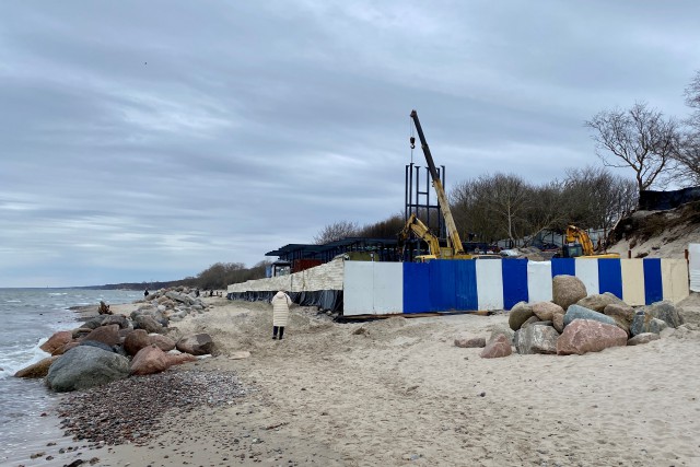 Росприроднадзор выявил новые нарушения при строительстве кафе на пляже в Зеленоградске