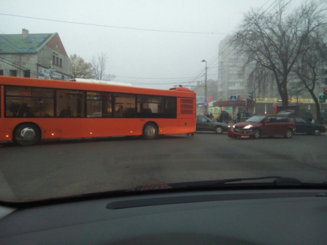 Из-за ДТП с автобусом заблокирована часть Московского проспекта в Калининграде